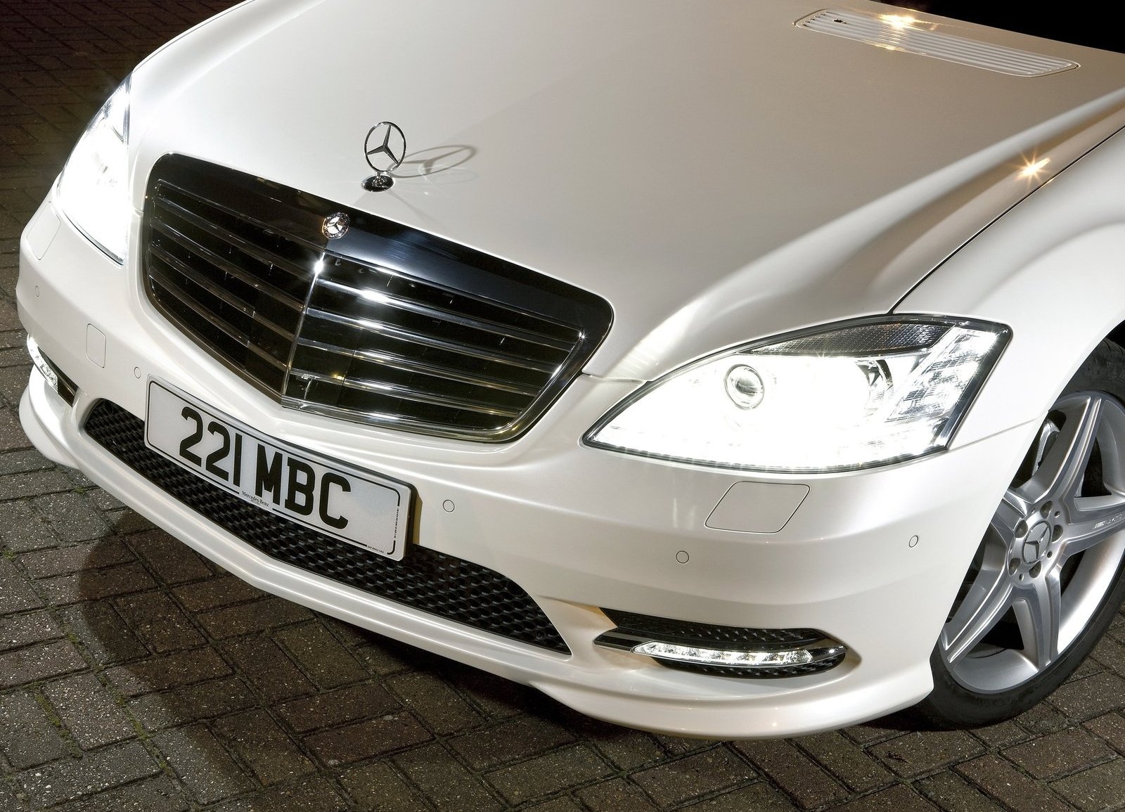 http://4.bp.blogspot.com/-QpbJZDL4gG4/TfB5x6Z741I/AAAAAAAAA58/ocVeEm2snT0/s1600/Mercedes-Benz-S-Class_UK_Version_2010_1600x1200_wallpaper_59.jpg