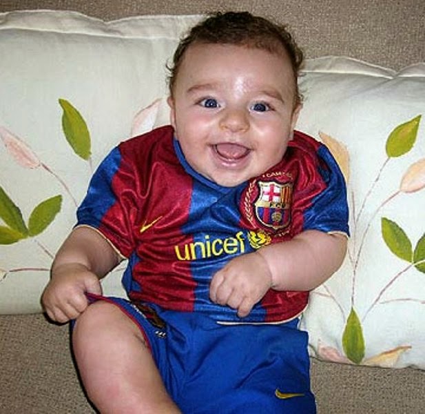 Foto bayi lucu pakai seragam sepak bola barcelona terbaru Foto bayi lucu pakai seragam sepak bola barcelona terbaru
