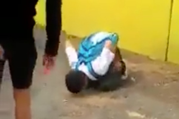 Video Pelajar Menengah Dipaksa Jilat Jalan Jadi Viral... HARAM JADAH!! Video Pelajar Menengah Dipaksa Jilat Jalan Jadi Viral... HARAM JADAH!!