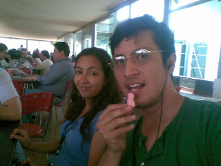 Diana y César disfrutando de los Pollitos Ricolino Diana y César disfrutando de los Pollitos Ricolino