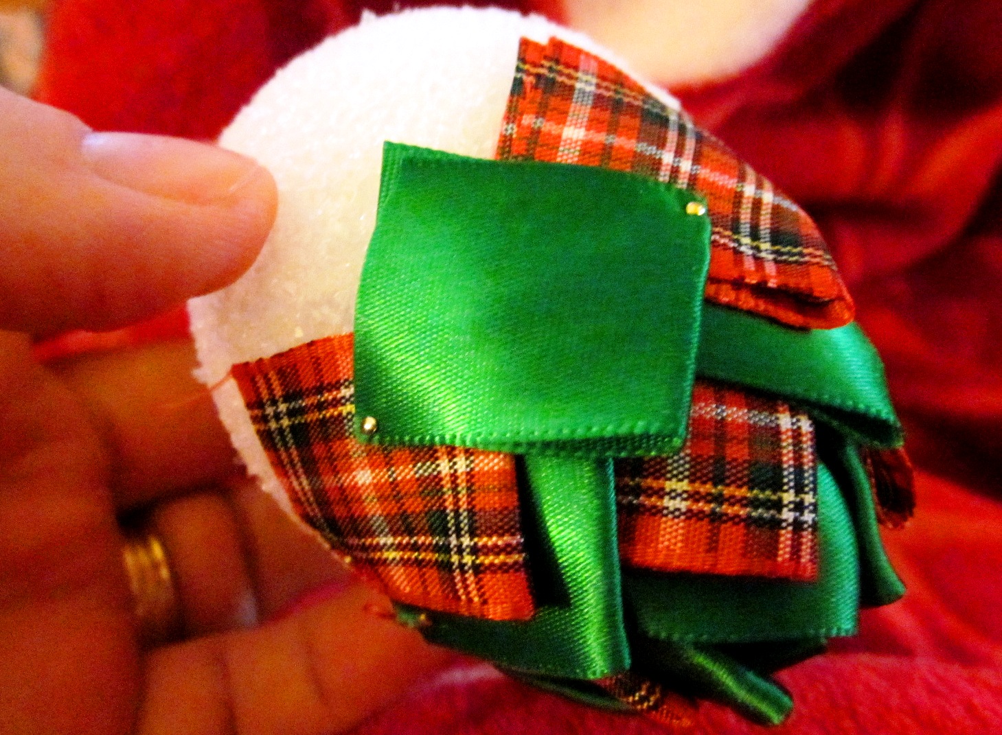 MOMumental Christmas 2011 Ribbon Pinecone Ornament Tutorial