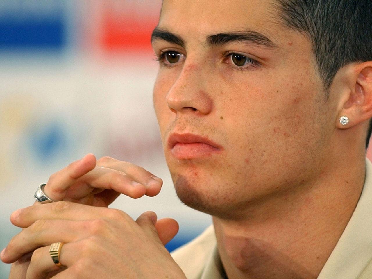 http://4.bp.blogspot.com/-QrWeJW1fXj8/UOhU_mHxDPI/AAAAAAAAEPs/_A43YyU6yis/s1600/Cristiano+Ronaldo+Wallpapers+2013+(3).jpg