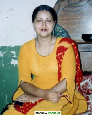 Desi Aunty Hot Wallpaper for Mobile | HOT MALLU AUNTIES