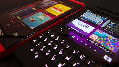 Cómo cambiar el tema visual en el BlackBerry OS 10.2 El tema oscuro en el OS 10.2 se ha convertido en gran discusión desde que el BlackBerry Q10 salió con un tema oscuro. El Q10 tiene un tema oscuro debido a su pantalla AMOLED y los Píxelesnegros tendrían menos consumo de batería. La aplicación BBM posee un tema oscuro, También puedes definir un tema oscuro para la aplicación decalendario y contactos. Algunas aplicaciones también pueden ser codificadas para que funcione el temaoscuro en el Q10. Muchos propietarios del Z10 fueron queriendo la opción de un tema oscuro. Como amante del dispositivo Q10, me gustó mucho el tema oscuro mucho cuando
