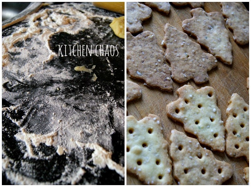Zitronen-Plätzchen mit Brombeer Gelee, einfach selber machen. Leckerer Tannenbaum. Weihnachtsbäckerei zum Verschenken. Auch für Kinder geeignet. Lemon cookie with blackberry gelee. Easy, delicious christmas tree to eat. Great fpr gifting. Children activity in advent.