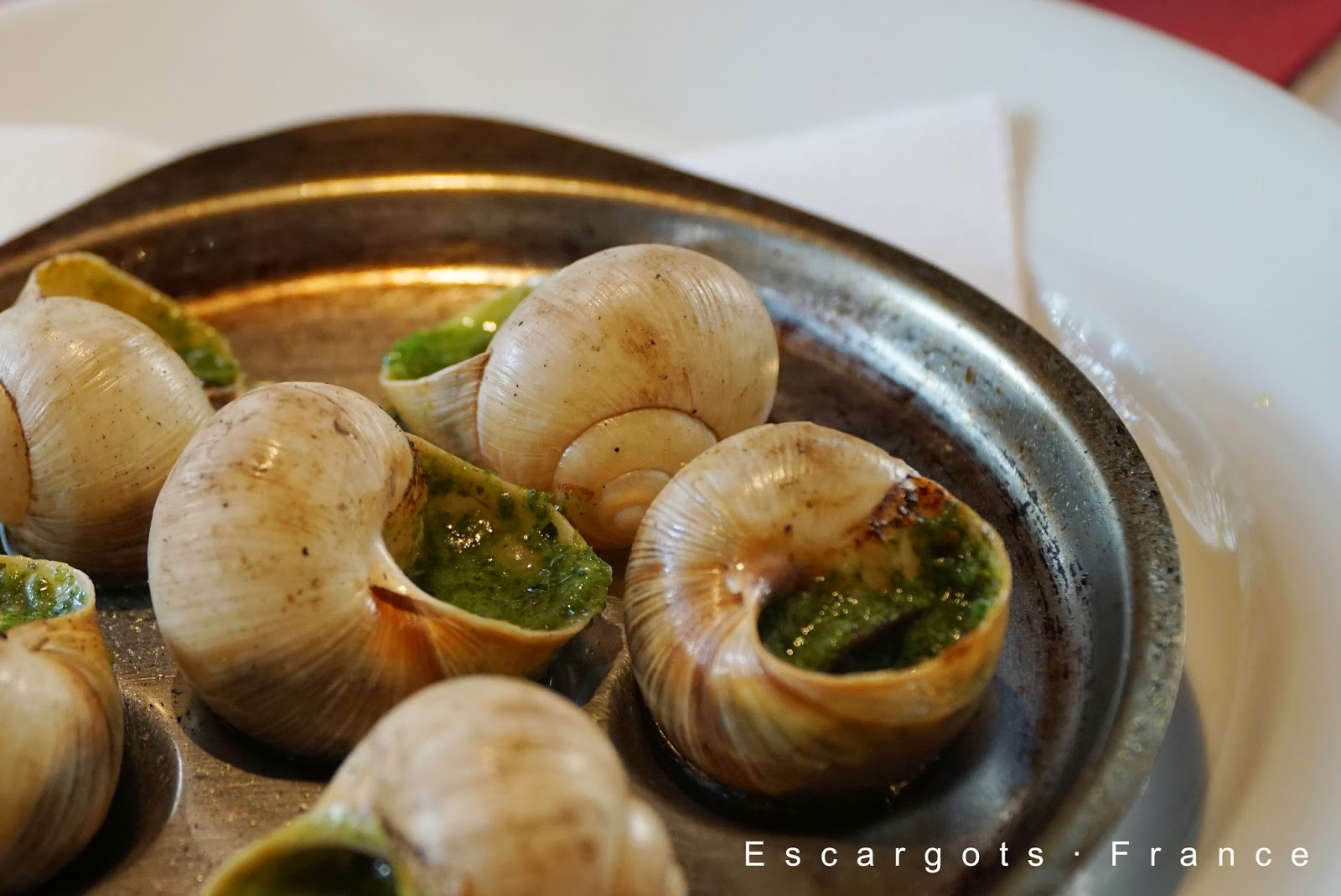 【携程美食林】巴黎La Jacobine餐馆,一份烤蜗牛6只，配有专门的盘子和工具，左手用工具夹住蜗牛，右手用…