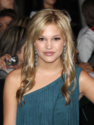 Olivia Holt picture amp Photo Gallery Guardian of Heart Awards PreOscar