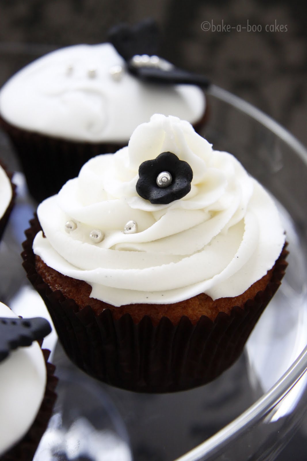 bakeaboo Black and White theme Cupcakes