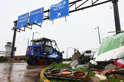 [Internacional] Fotos do Aeroporto de Saint Louis após tornado nos EUA  Aerop+St+Louis_Tornado_22abr2011+%252818%2529
