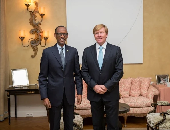 Dutch King Willem-Alexander, UN special advocate for Inclusive Finance for Development poses with Rwanda's president Paul Kagame at the King's residence De Eikenhorst 