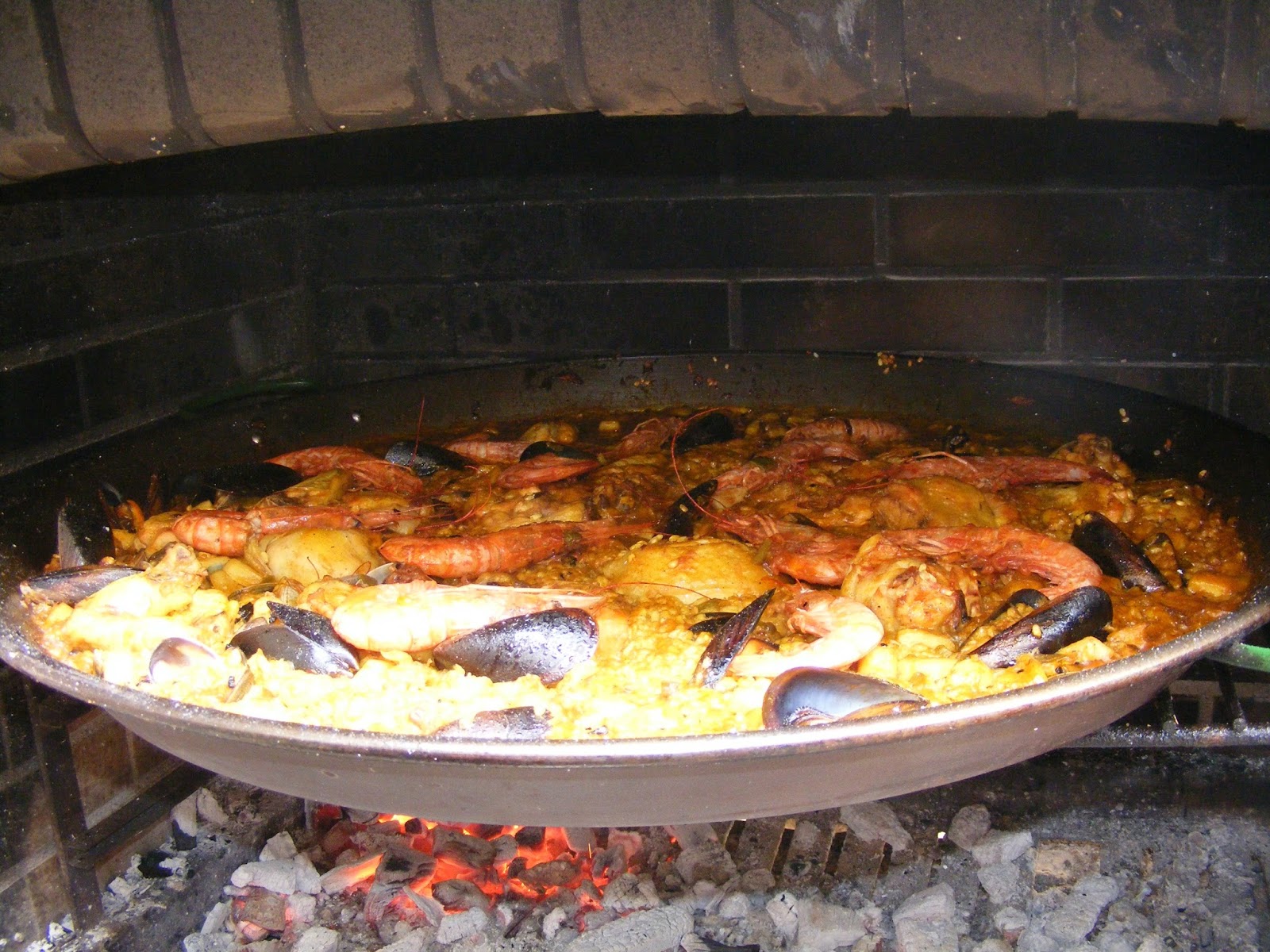 PAELLA MIXTA DE POLLO, CONEJO, SEPIA Y GAMBAS