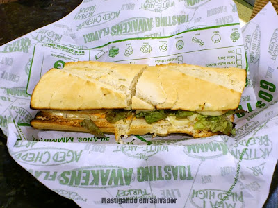 Quiznos: Sanduíche Dois Queijos Vegetariano no Pão com Ervas