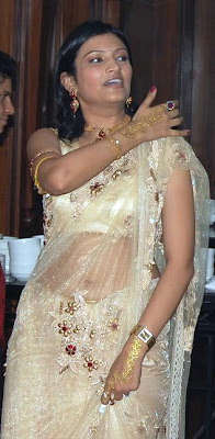 Real Life Fun Only: Indian aunty in transparent saree navel showing