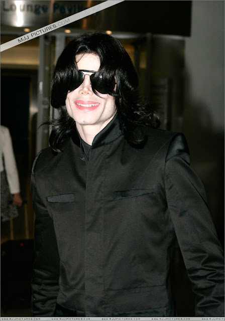 *Anos Recentes - Somente fotos especiais dos anos mais recentes de Michael Jackson - Página 2 Michael_jackson_heatrow_june_2007+%281%29