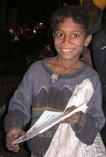 la magia de las historias niño en India