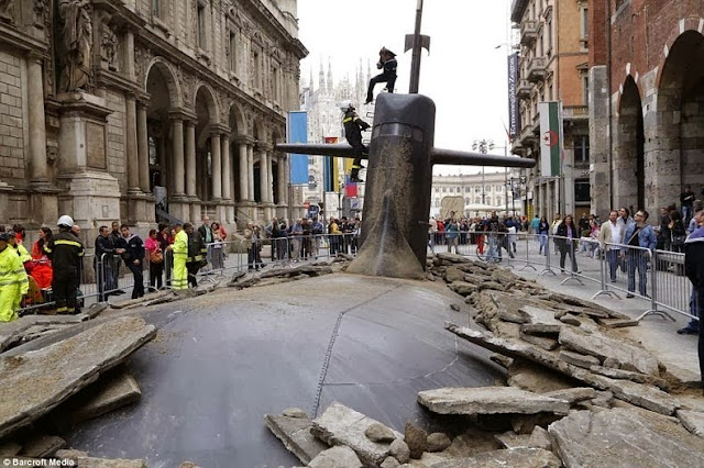 Submarino emerge desde abajo calle Milán - Italia