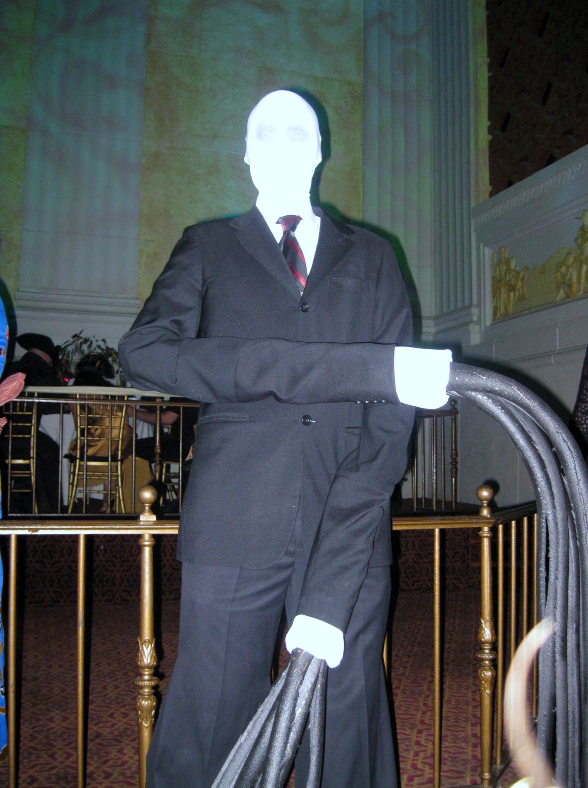 How+to+make+a+slender+man+costume