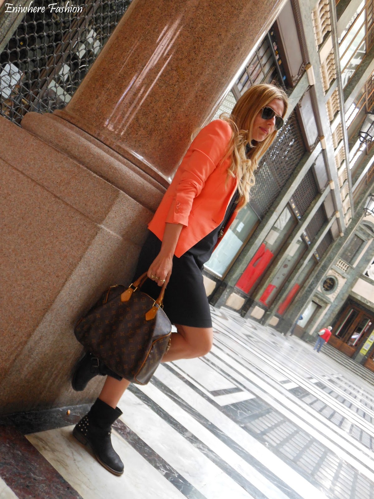 Eniwhere Fashion - Torino - giacca arancio - tubino nero