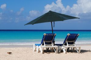 Las altas temperaturas y los hábitos del verano elevan el riesgo de arritmia cardiaca e ictus