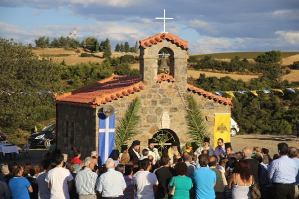 Έχτισαν εκκλησία στη μνήμη του παιδιού τους... Έχτισαν εκκλησία στη μνήμη του παιδιού τους...