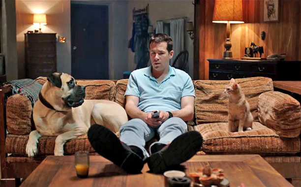 Ryan Reynolds y sus mascotas en una escena de The Voices