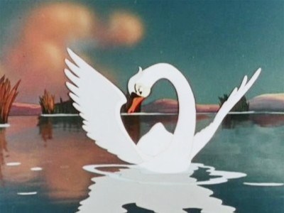 гадкий утёнок смотрит в воду, он стал лебедем