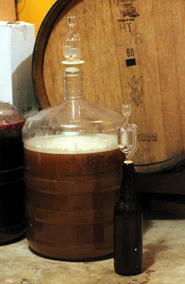 The cooled wort next to the 3 Fonteinen dreg starter. The cooled wort next to the 3 Fonteinen dreg starter.
