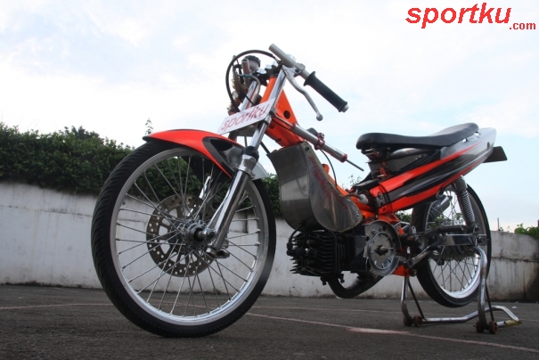 Yamaha F1ZR 2004 Tak Tertandingi di Kelas Drag Bike title=