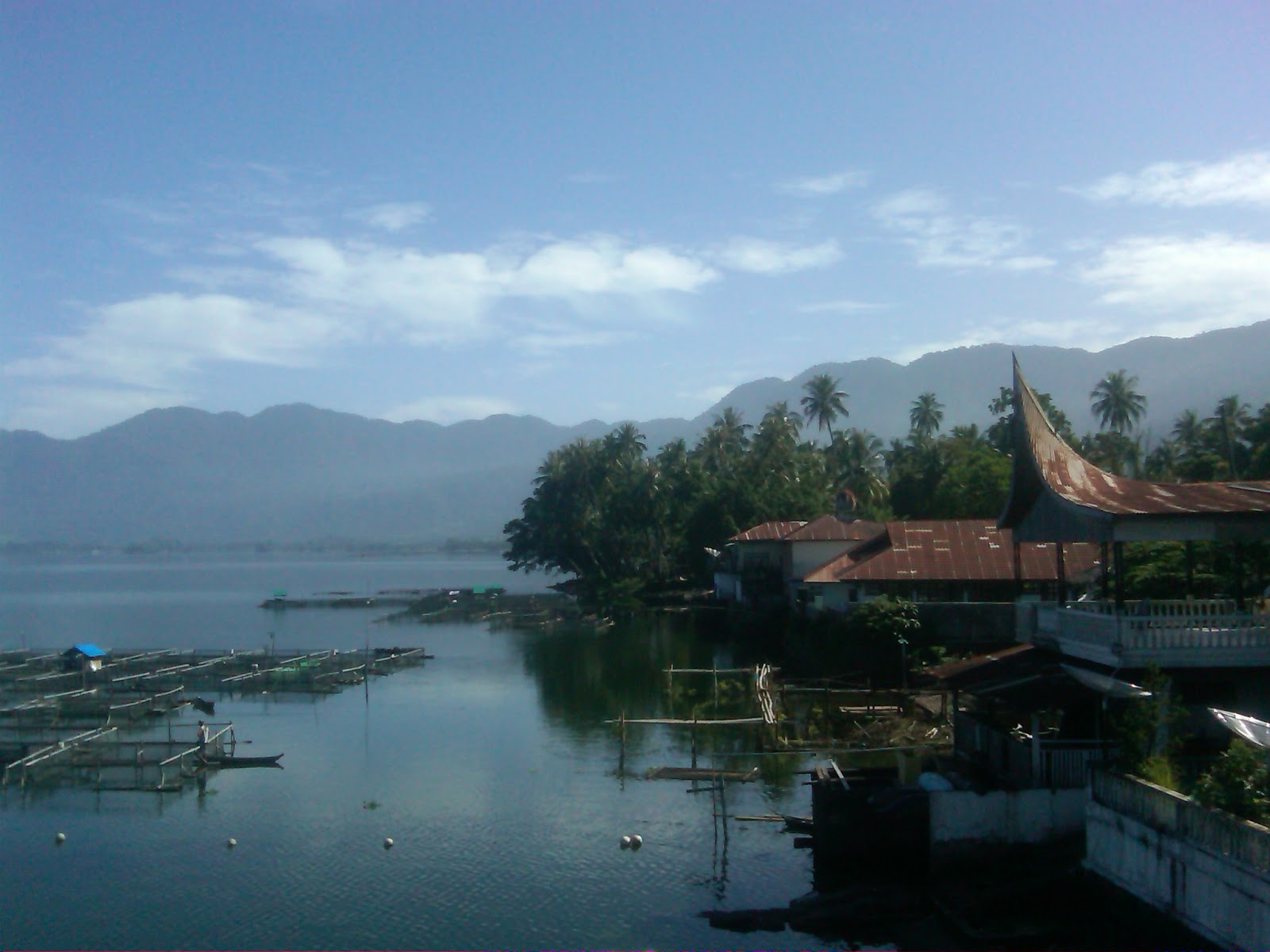 Objek Wisata Danau Maninjau Di Daerah Sumbar