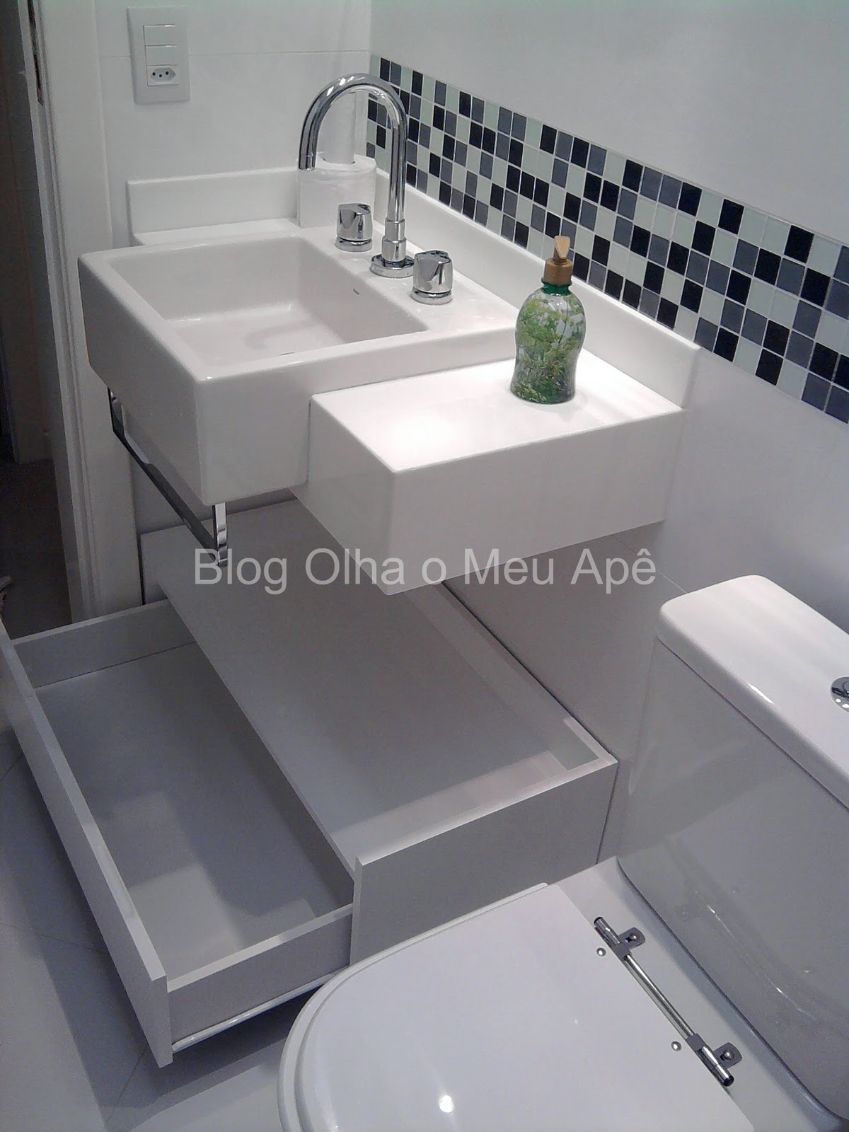 OLHA O MEU APÊ Móvel do banheiro e em busca de um sofá # Banheiro Com Faixa De Pastilha Vertical OLHA O MEU APÊ Móvel do banheiro e em busca de um sofá # Banheiro Com Faixa De Pastilha Vertical