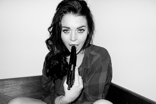 Lindsay Lohan puts a gun in her mouth, scarry
