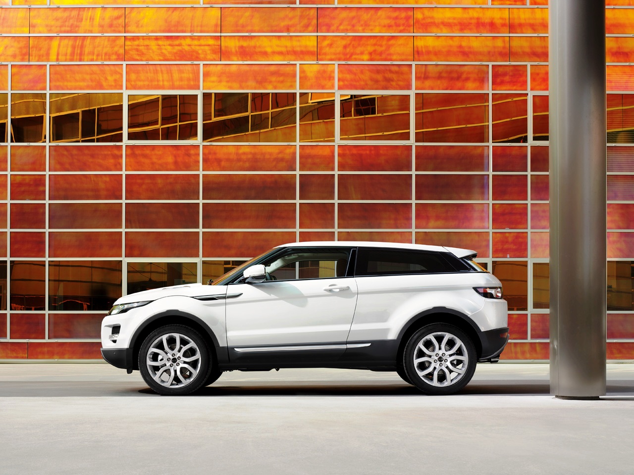 http://4.bp.blogspot.com/-R7SZfzo7rEs/TnNVuVmMtiI/AAAAAAAAEdw/YuGIDtpMmqc/s1600/2012-Range-Rover-Evoque-Victoria-Beckham-Edition+%252814%2529.jpg