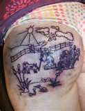 horrible tatuaje que no se distingue que es, parece que lo dibujo un niño