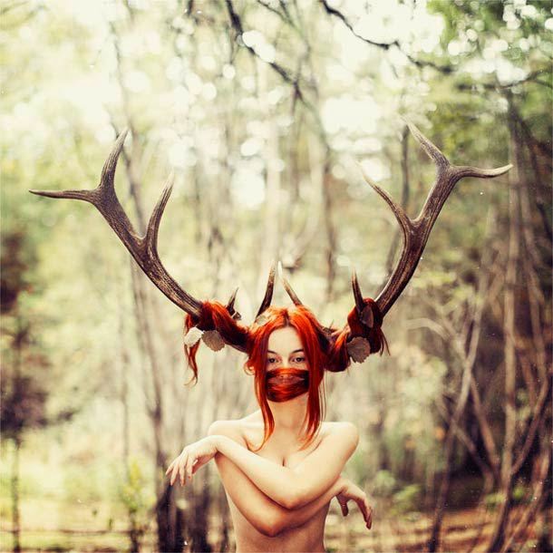 femme rousse nue arborant des bois de cerf