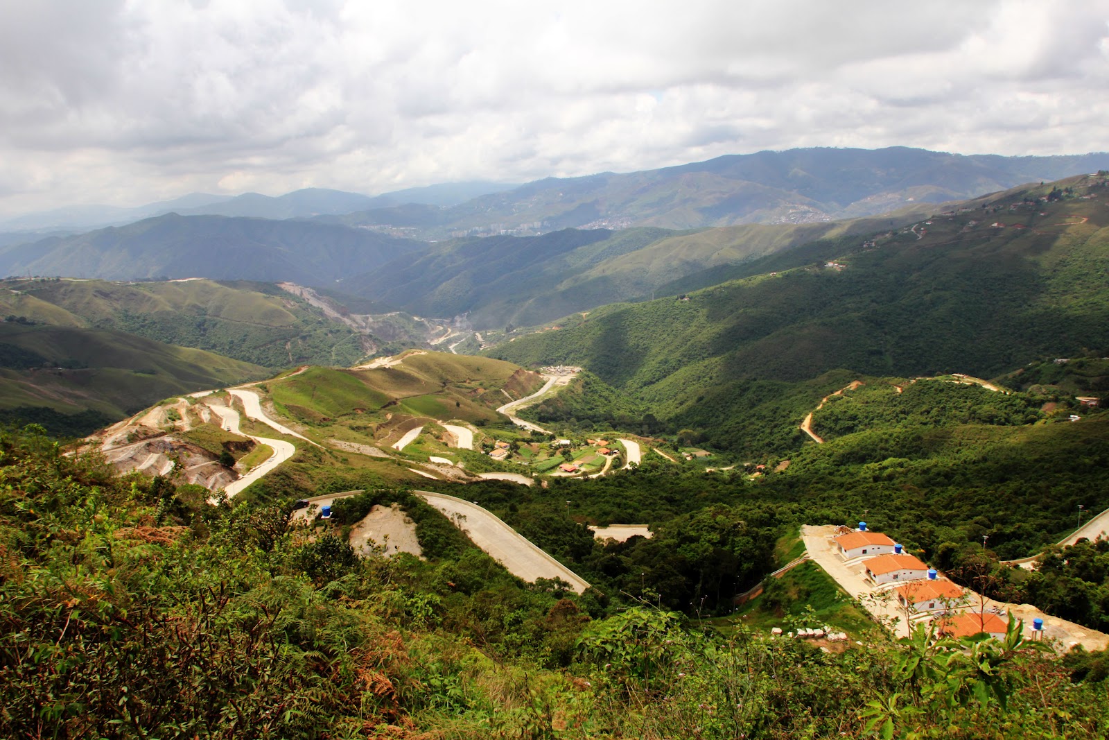 http://4.bp.blogspot.com/-R94aRwW7XuA/T9IleV1ofMI/AAAAAAAAENM/MG9V2vAIg7k/s1600/carretera%20mamera%20junquito%2001.jpg
