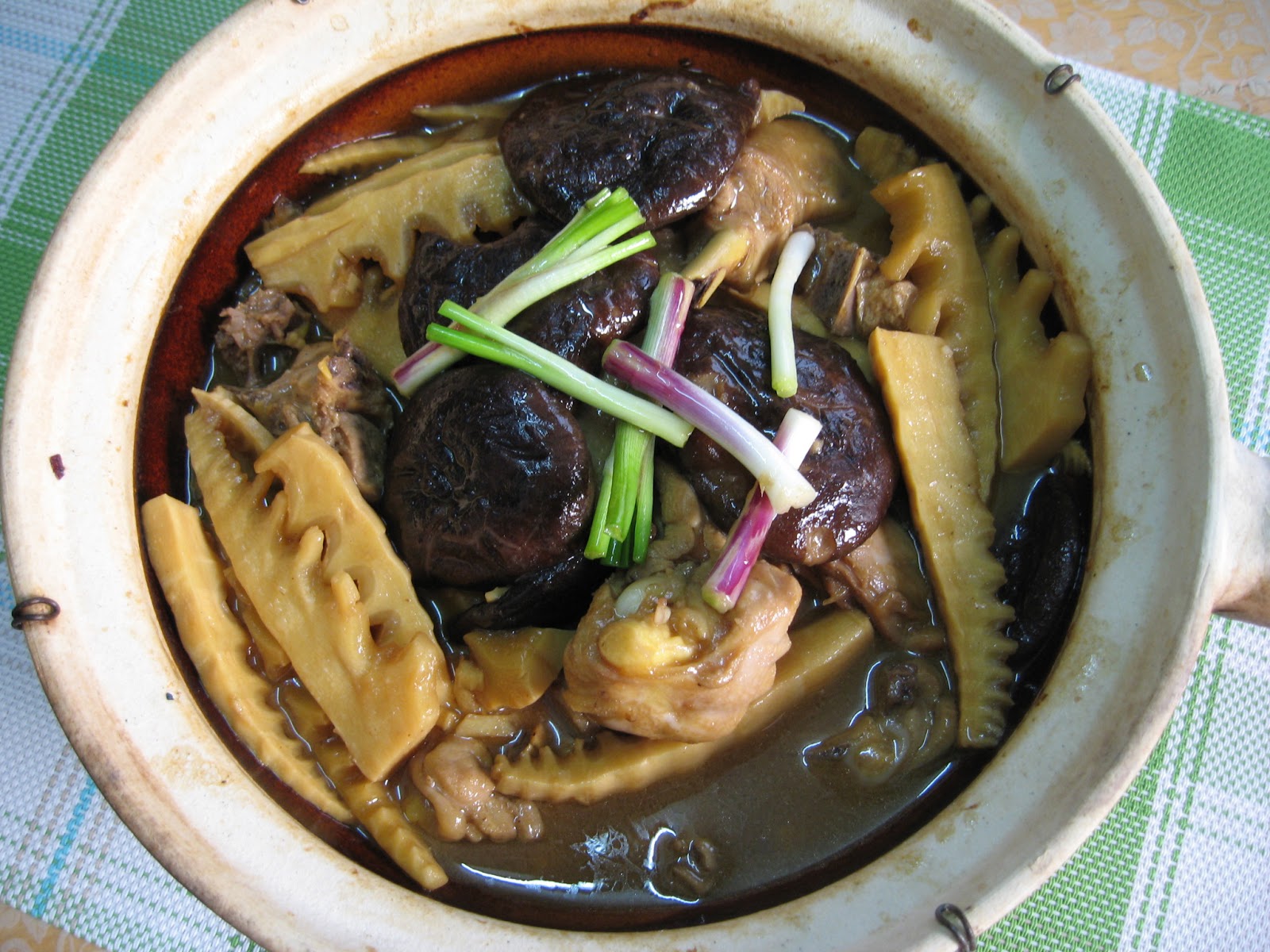 Sumptuous Flavours ClayPot Chicken with Mushrooms and Bamboo Shoot 雙冬滑鸡煲