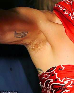 This Is Olajuwon Obalola S Blog Miley Cyrus Flashes Bleached