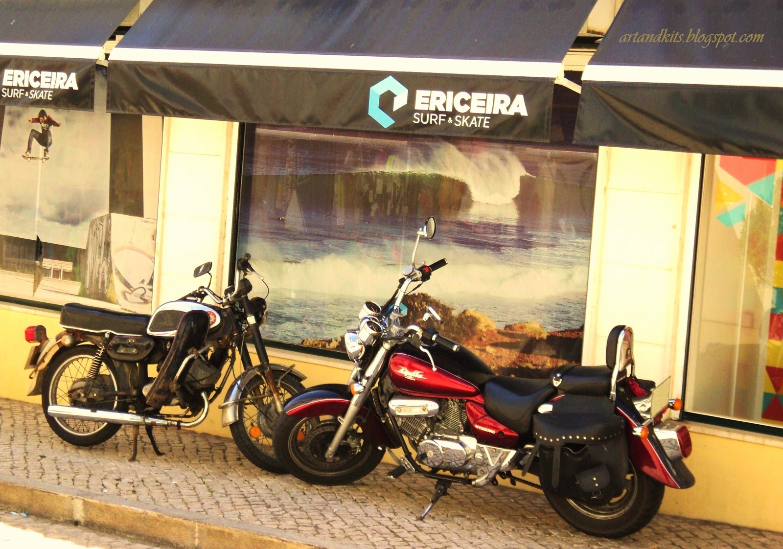 Não me ocorrendo muito para dizer sobre esta foto, tirada na zona comercial, mesmo no centro da Ericeira... resta-me associá-la à única música, que sempre me vem à mente... quando o tema é motas... vejam o link no post... / Not occurring me much to say about this photo, taken in the commercial area, right in the center of Ericeira... I have nothing left but associate it with the only song that always comes to my mind, when the topic is... motorbikes... see the link on the post...