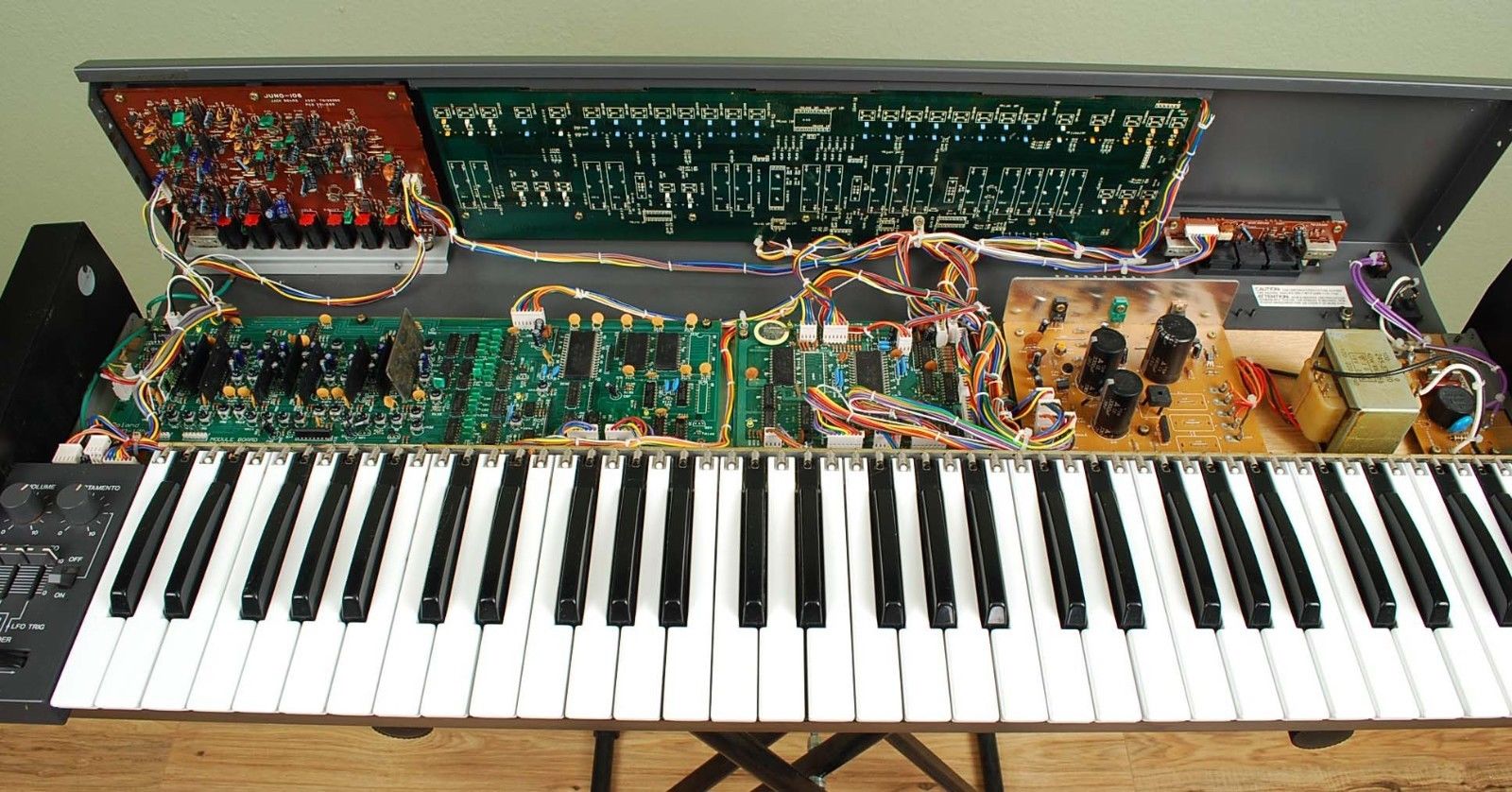 MATRIXSYNTH Roland Juno 106 Six Voice Analog Polyphonic MIDI Synthesizer