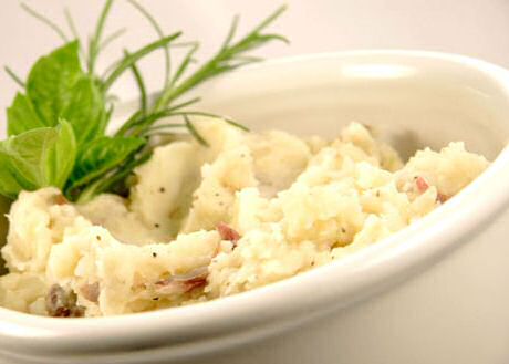 Knolselderpuree recept met stap voor stap foto's om knolselder te kuisen, bakken, puree van maken en serveren onder gebakken vis