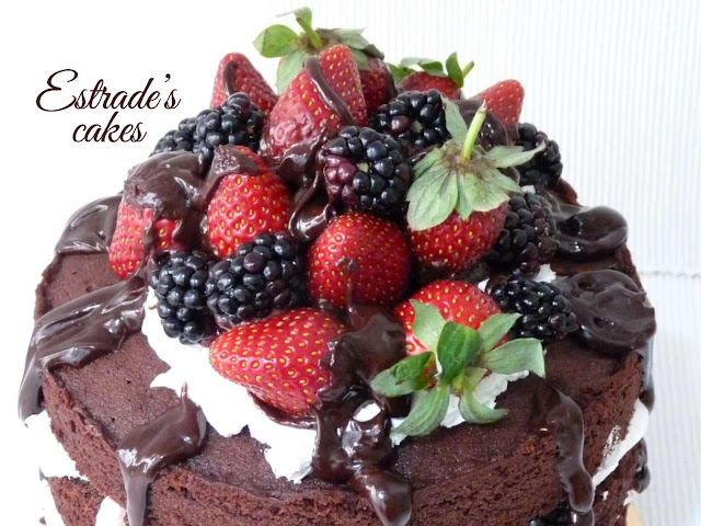 tarta desnuda de chocolate y nata con frutos rojos 2