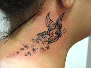 Tattoo Feminina borboletas no pescoço
