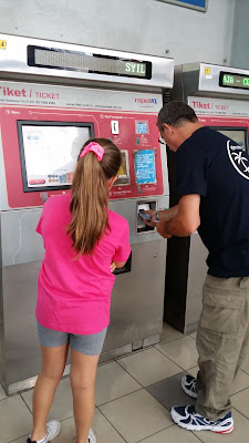 Estación de metro y máquinas expendedoras de billetes en Kuala Lumpur (malasia)
