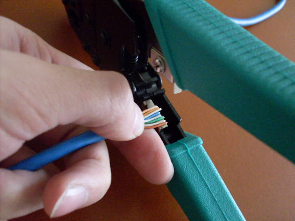 Pasos para unir un cable UTP RJ45 a un conector macho.