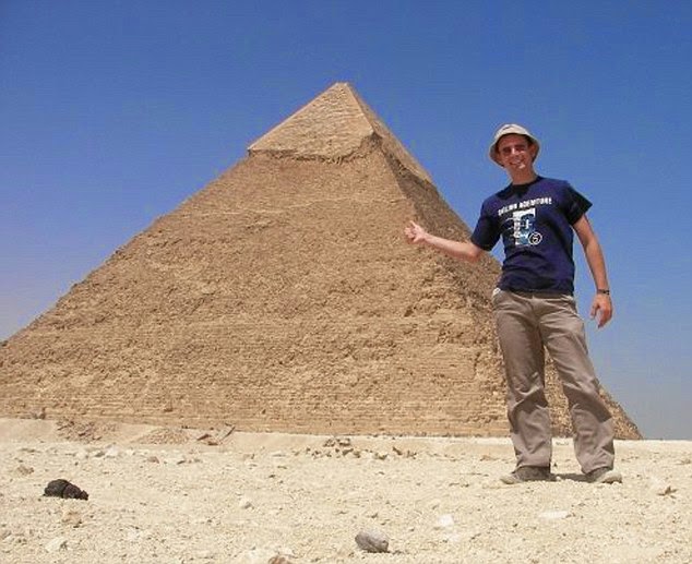 Jeremy Marie next to the pyramids in Egypt. - A Big Thumbs Up. Traveller Hitchhikes 100,000 Miles Around The World Without Spending Any Money Jeremy Marie next to the pyramids in Egypt. - A Big Thumbs Up. Traveller Hitchhikes 100,000 Miles Around The World Without Spending Any Money