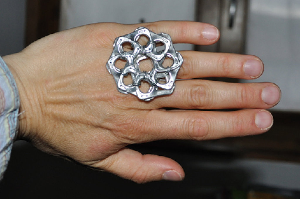 anillo hecho con anillas o aros para abrir latas de alumnio
