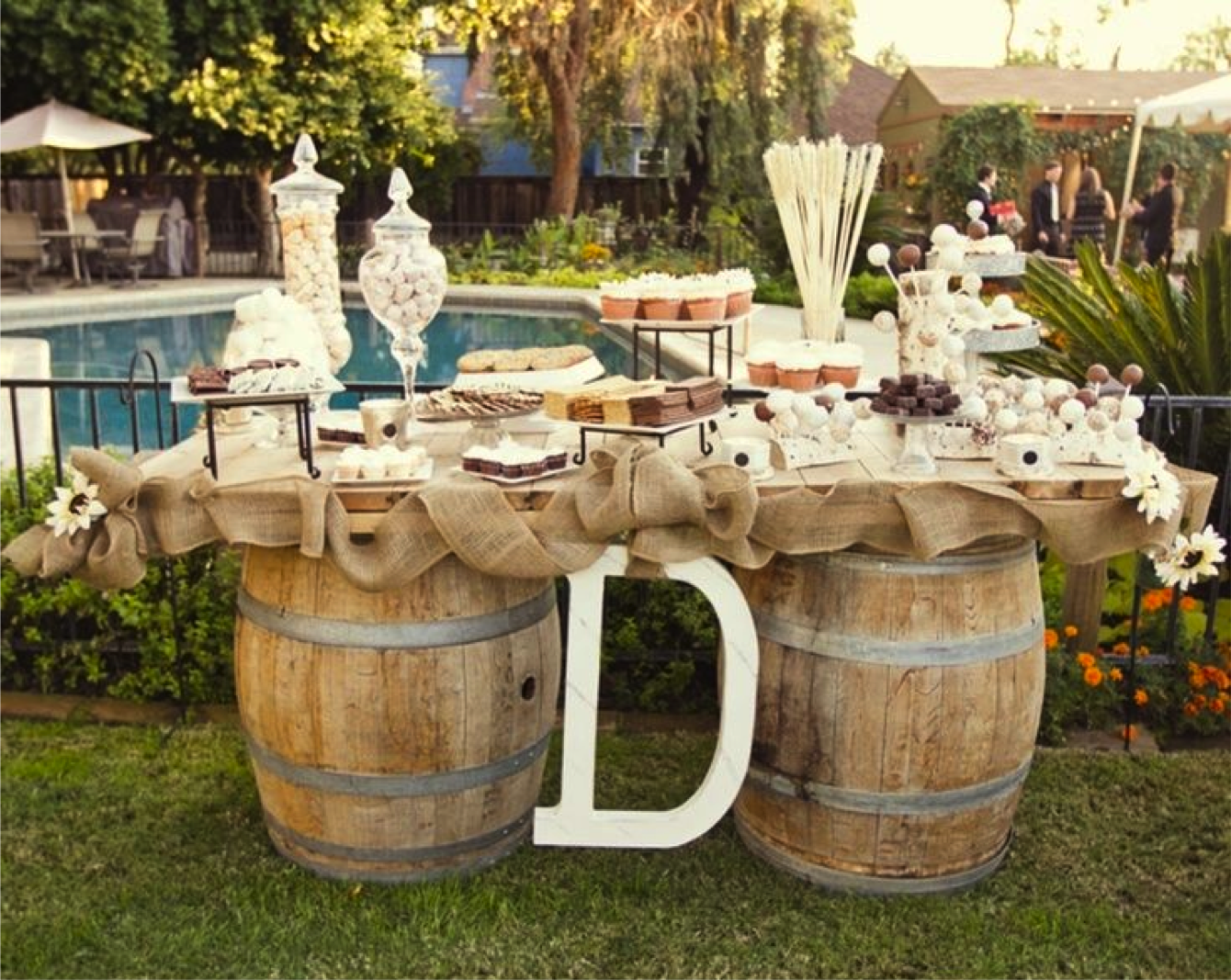 Buffet de postres para boda hecha con barriles de cerveza Buffet de postres para boda hecha con barriles de cerveza