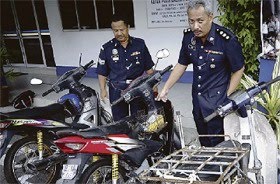 perempuan-curi-motosikal