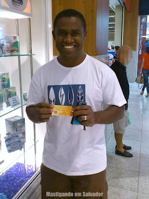 Anderson Souza (representando a Fabianne Campista) com o voucher da Cheiro de Pizza