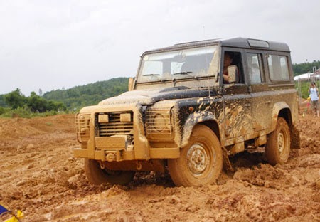 Lái xe trong bùn lầy